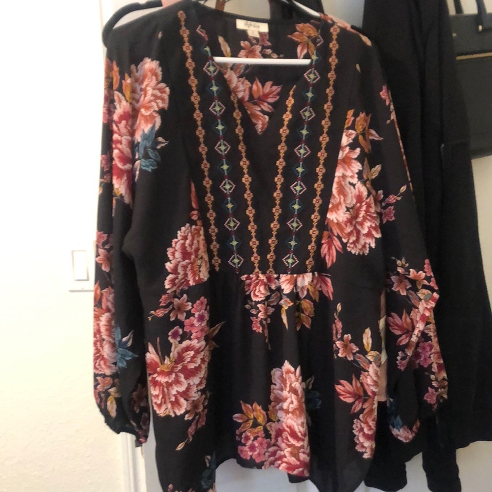 NWT. Womens Floral Top. Cute with leggings